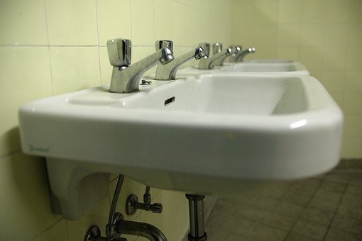 Umíte poznat ucpané odpady? Jak je můžete vyčistit a kdy volat pro jistotu instalatéra?